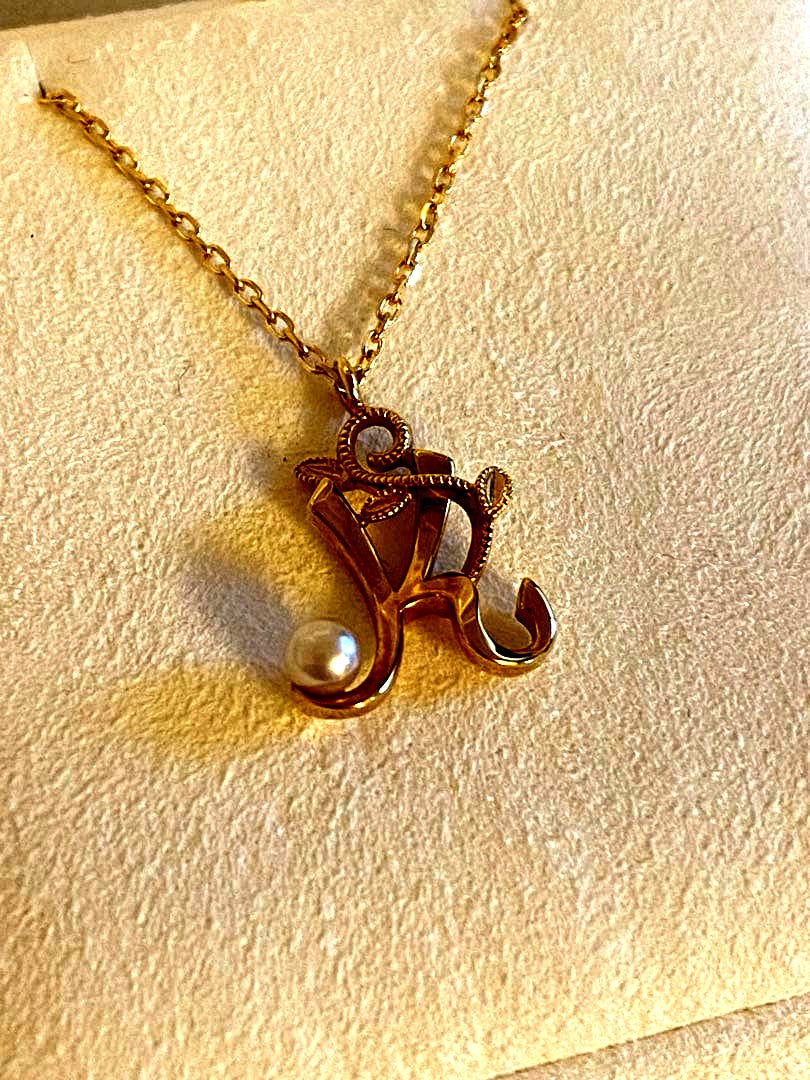 MIKIMOTO K18 necklace featuring a single pearl on a delicate gold chain