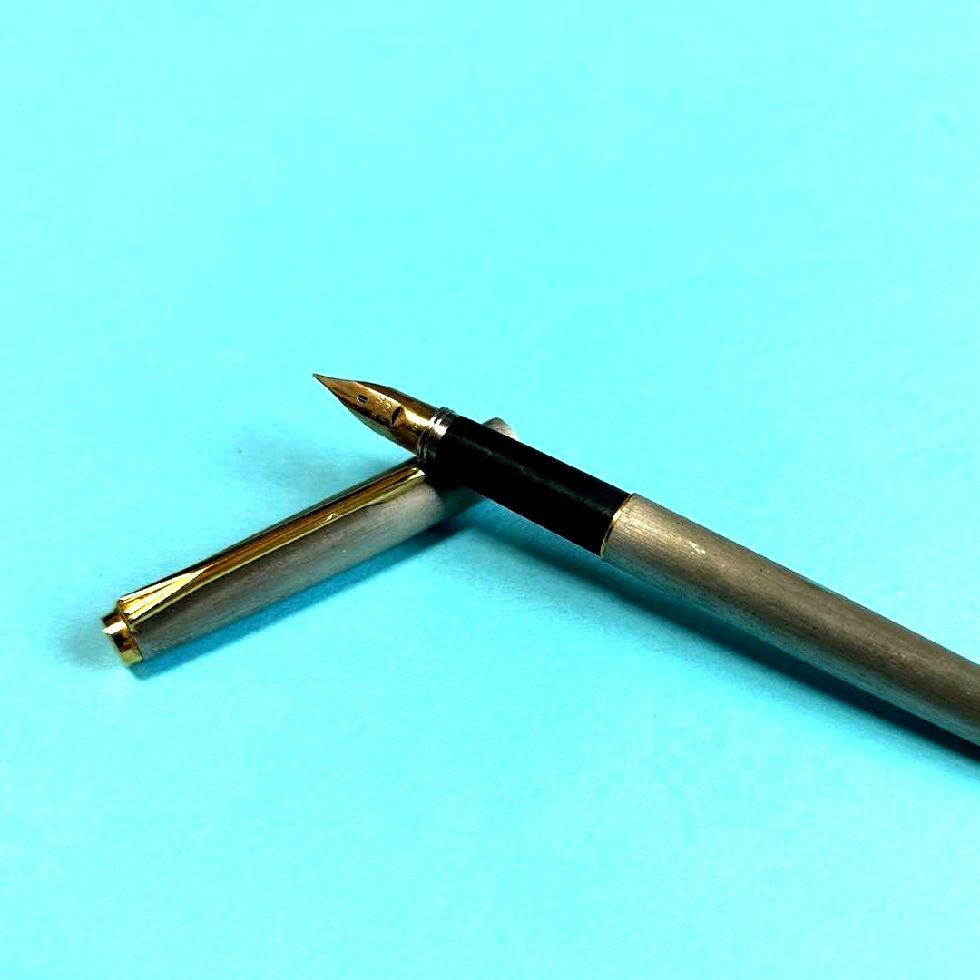 Used Pilot T376 fountain pen with 18K gold fine nib and silver finish