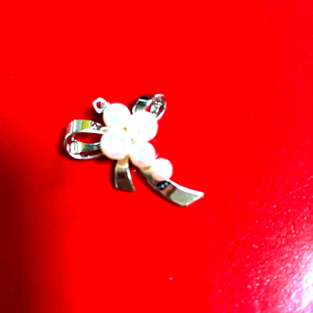 MIKIMOT Pearl Ribbon Pendant Top with silver-colored metal ribbon and pearl decoration