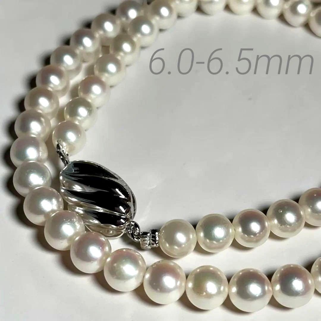 Aurora Interference color Akoya pearl necklace with 6.0-6.5mm white pearls and silver clasp on a white background