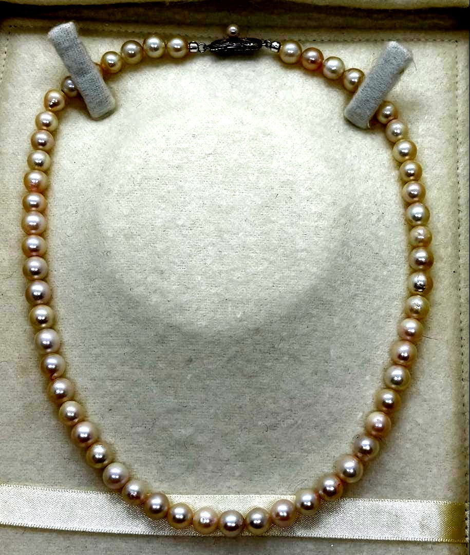 Akoya pearl necklace featuring 6.5-7mm pearls with approximately 41 centimeters length