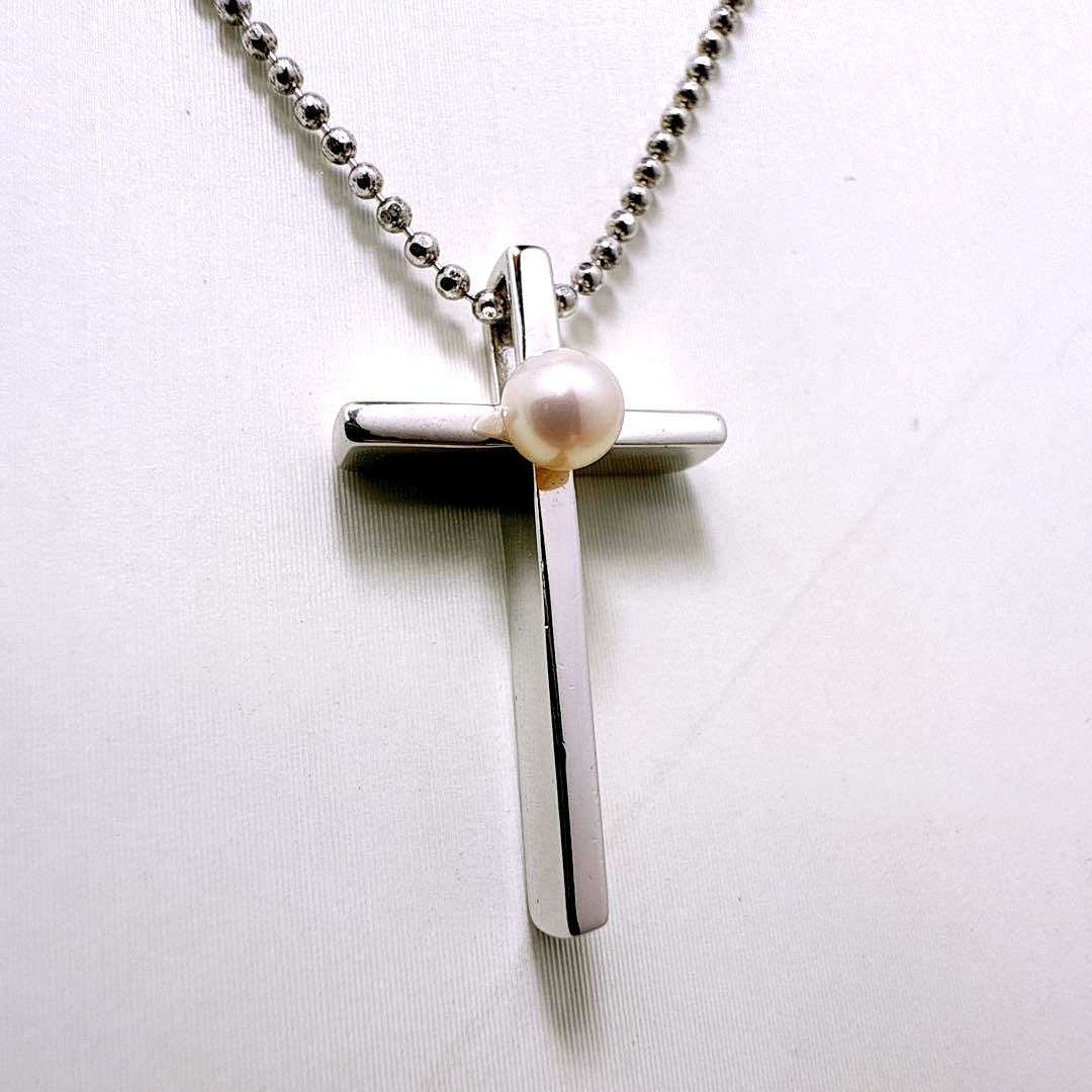 TASAKI silver necklace featuring a single pearl and cross motif with adjustable 39-45 cm chain