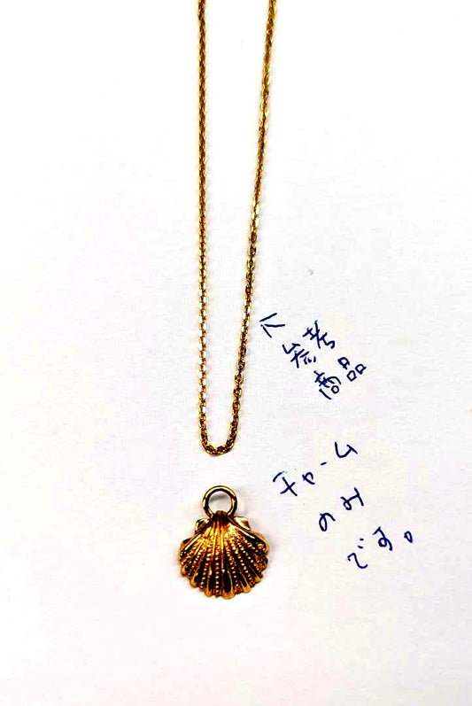 agete K10 shell motif charm with pearl, size about 1 cm, without bail, in gold finish