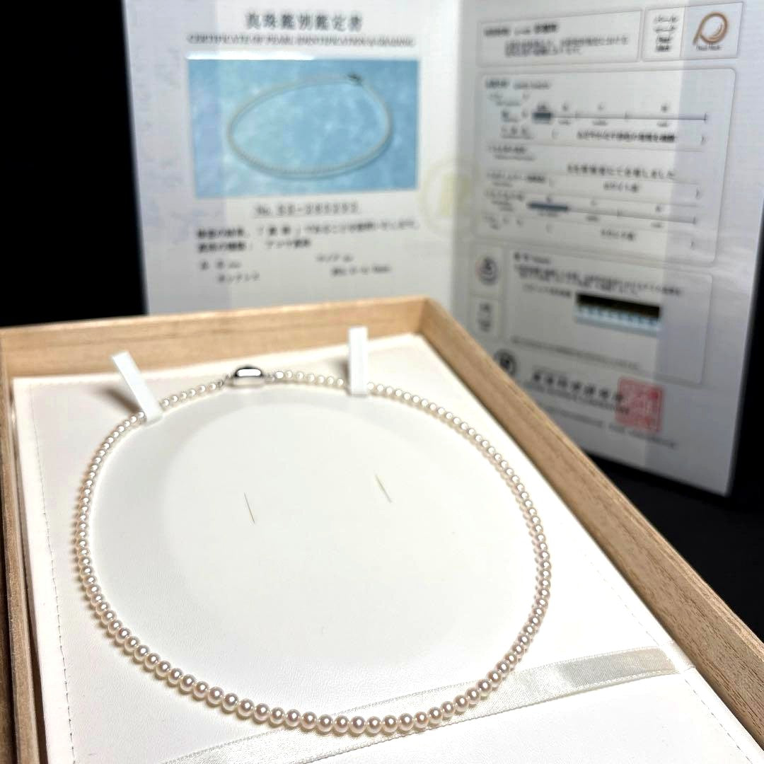 Akoya pearl necklace with 3.5-4.0mm white round pearls and silver imprint on 41cm string