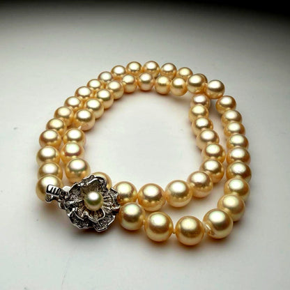 Akoya pearl necklace featuring round 7.0-7.3mm pearls on a 43cm strand