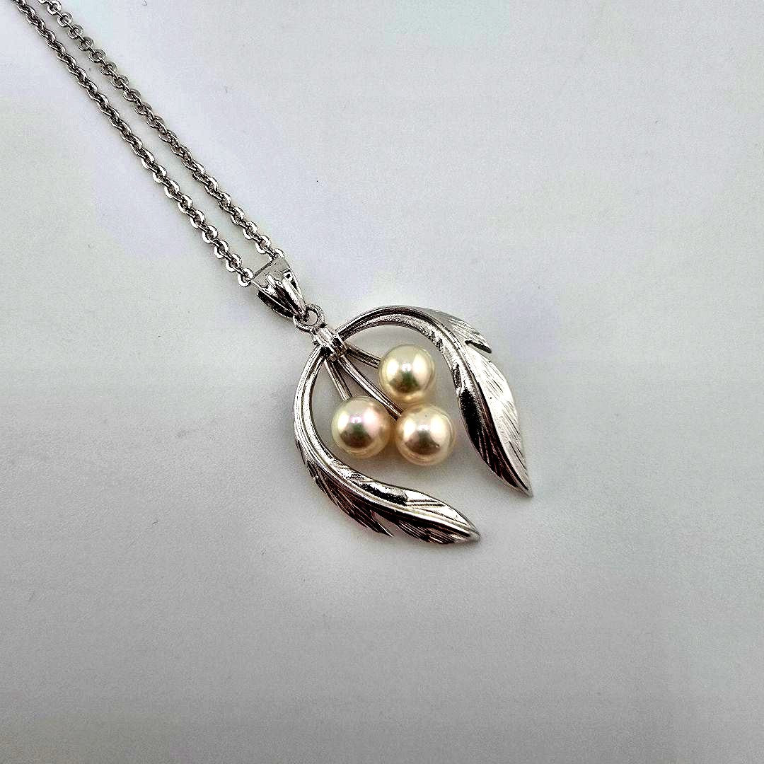 Vintage MIKIMOTO silver necklace with three 4mm pearls on a 23cm chain with engraved clasp