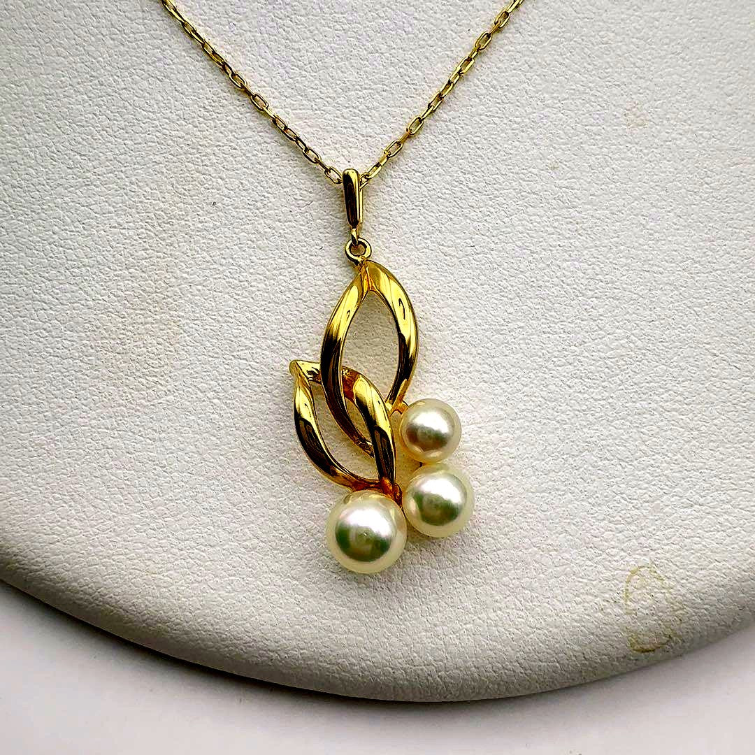 MIKIMOTO K18 necklace featuring 5.0-6.1mm pearls on a 40cm chain with a 2.7cm top pendant