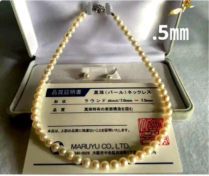 Akoya pearl necklace 43 cm with round 7.5 mm pearls and matching 7 mm pearl earrings set