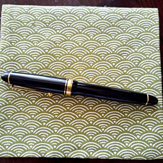 Pilot fountain pen with 10 B nib and 585 karat gold tip in clean condition with slight ink marks