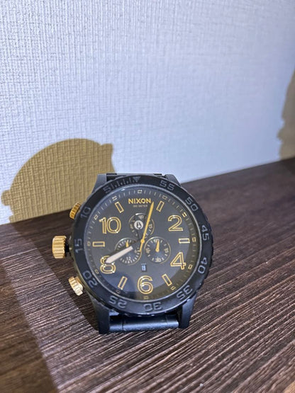 NIXON ブラック/ゴールド Analog Men's Watch — Japanese