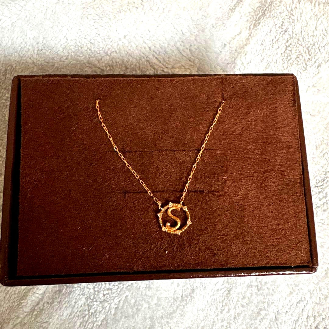 agete Initial S gold necklace made of K18 gold with a delicate initial S pendant