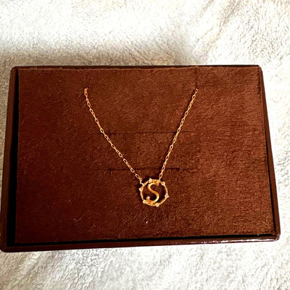 agete Initial S gold necklace made of K18 gold with a delicate initial S pendant