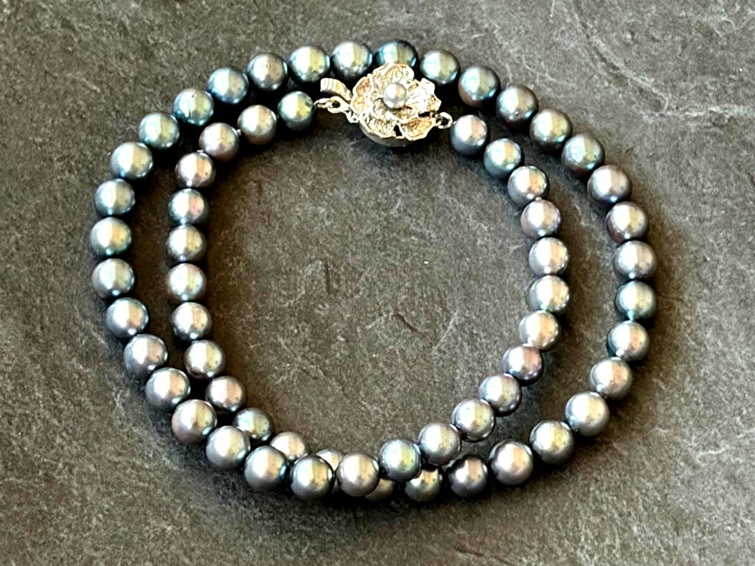 Gray Akoya genuine pearl necklace with silver flower-shaped clasp, 43cm length, 6.5mm pearls