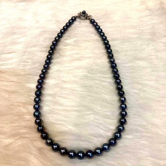 Gray Akoya pearl necklace approximately 43cm long with 6.5-6.9mm pearls and silver clasp