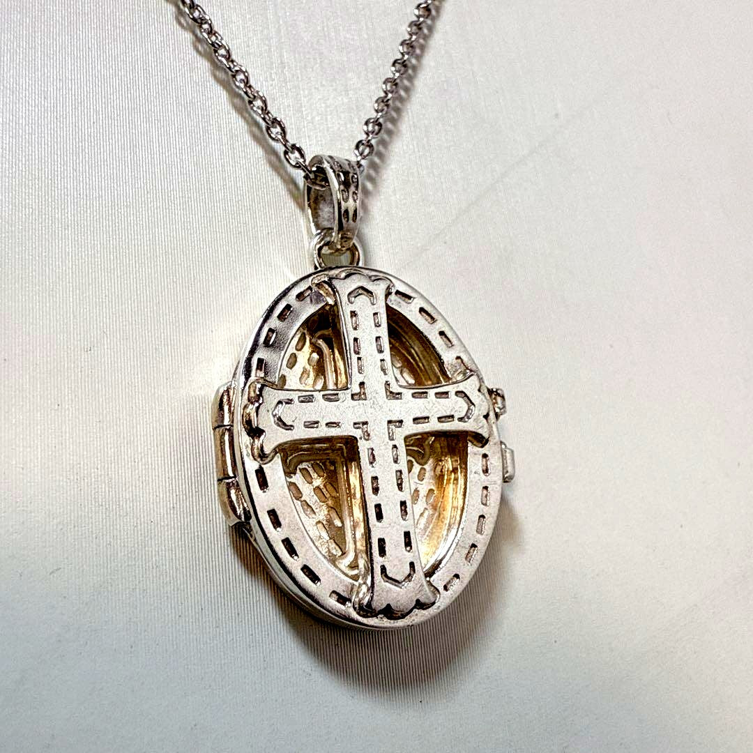Agete silver pendant necklace featuring a cross rocket design on a 45.5 cm silver chain