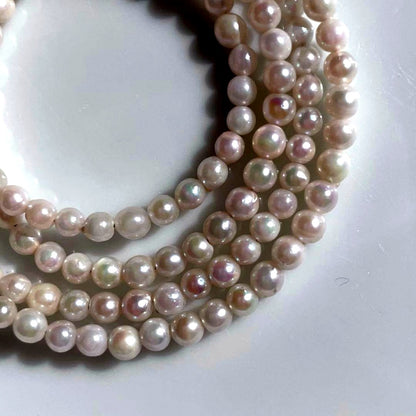 Small K18 Akoya pearl necklace featuring 2.6-3.0mm white pearls with pink and green hues on a 42cm chain