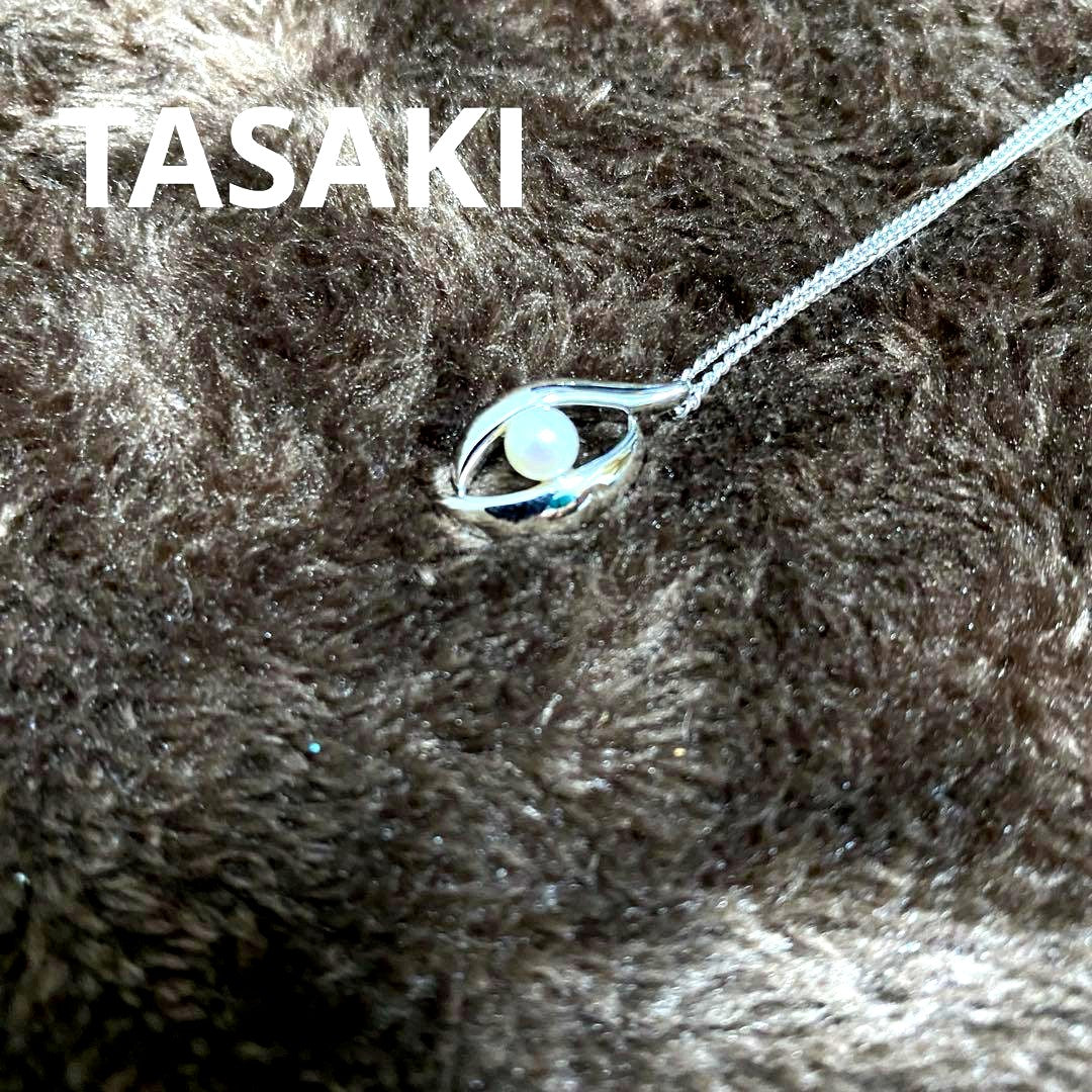TASAKI silver necklace with a genuine pearl pendant measuring 1.8cm by 1cm on an adjustable 20.5cm chain
