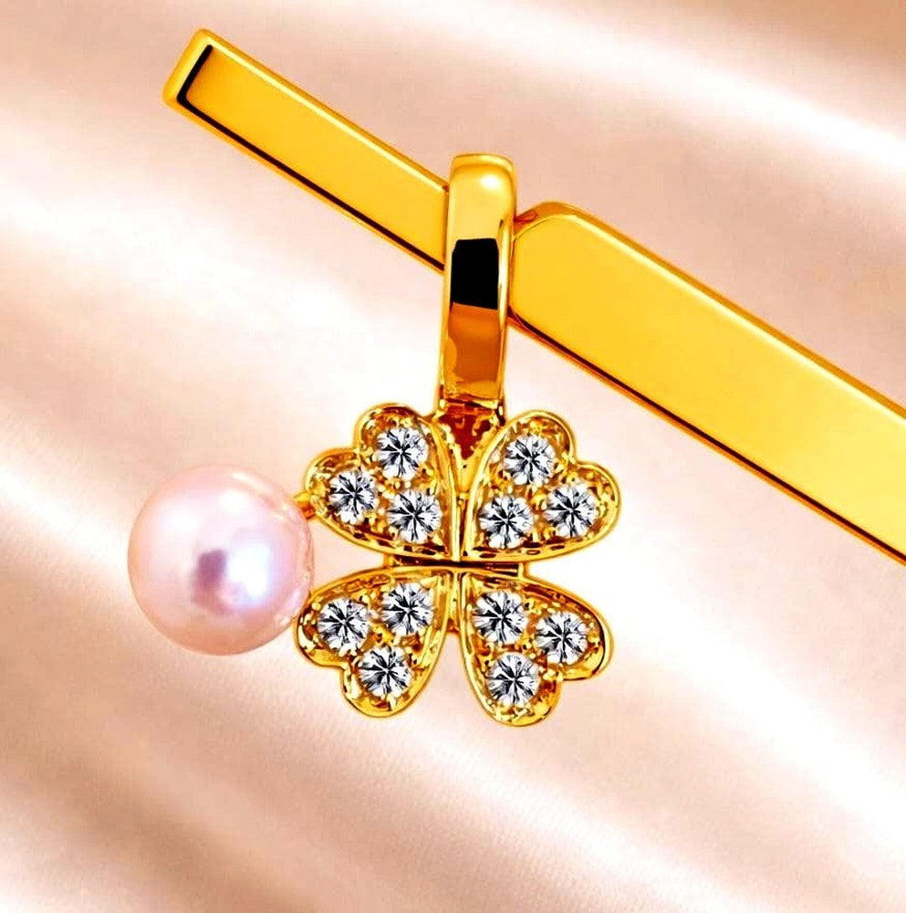 Law Clover Charm 18K yellow gold pendant with 8mm clover and 4-4.5mm Akoya pearl topped with zirconia