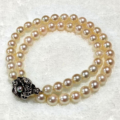 Akoya pearl necklace with 7mm round pearls and silver marking, 36cm length, displayed on white background