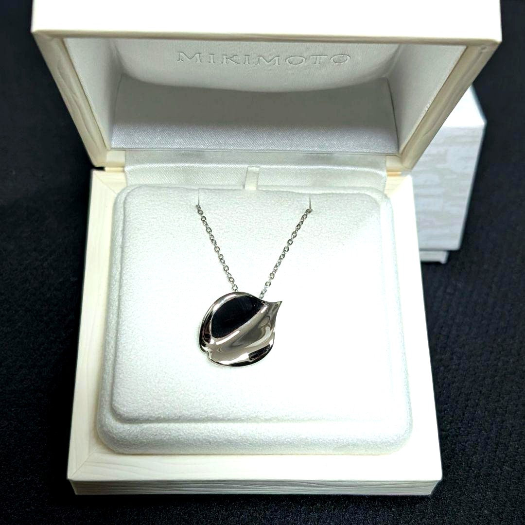 Mikimoto silver necklace pendant with petal metal design on a 50 cm chain
