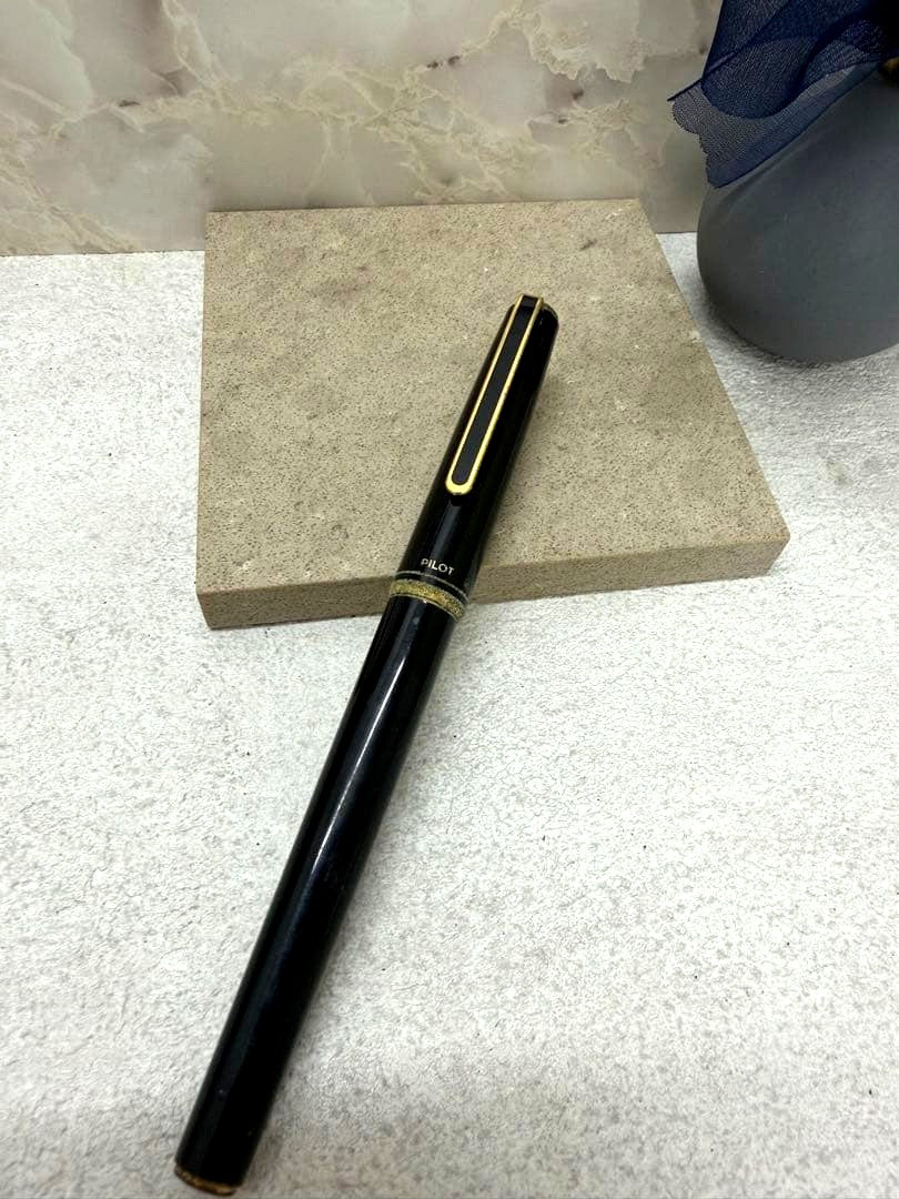 P32 14K 585 Pilot fountain pen with gold nib and sleek design