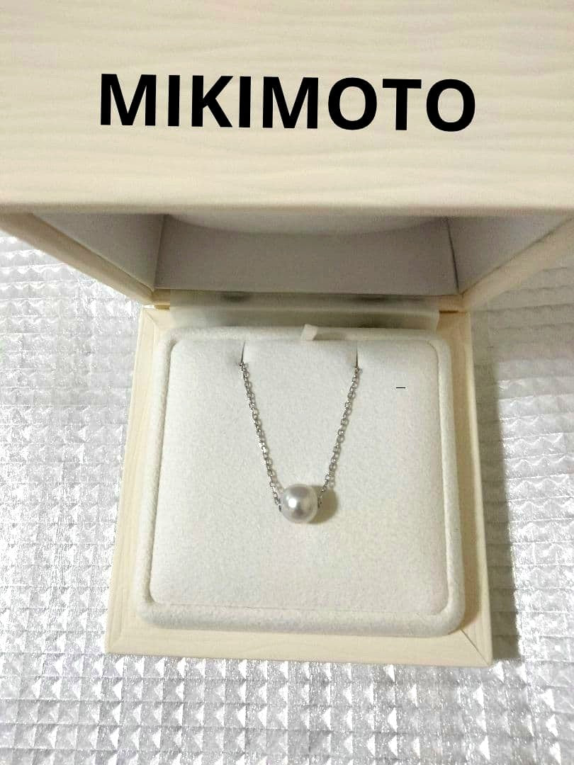MIKIMOTO 18K white gold pendant in 8mm size on a delicate chain