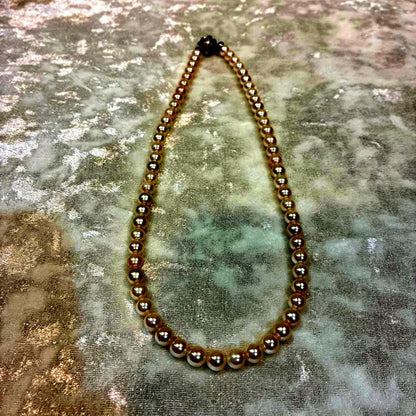 Akoya pearl necklace with white pearls 6.5-6.9mm and silver flower motif clasp, 44cm length