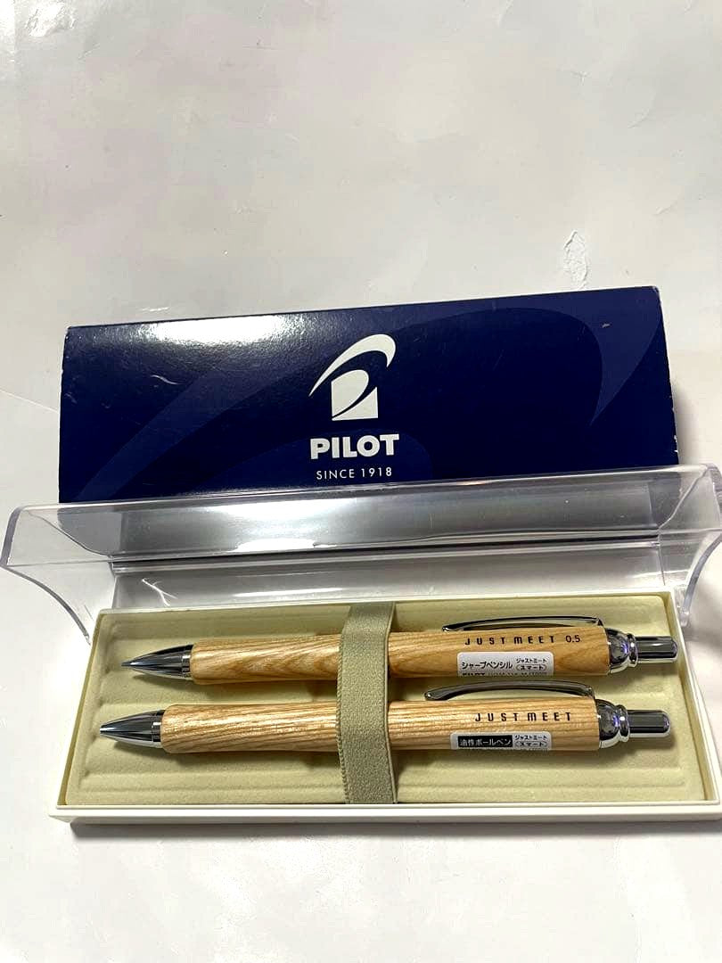 Pilot Jastmeet mechanical pencil and ballpoint pen set made of wood, unused and neatly displayed