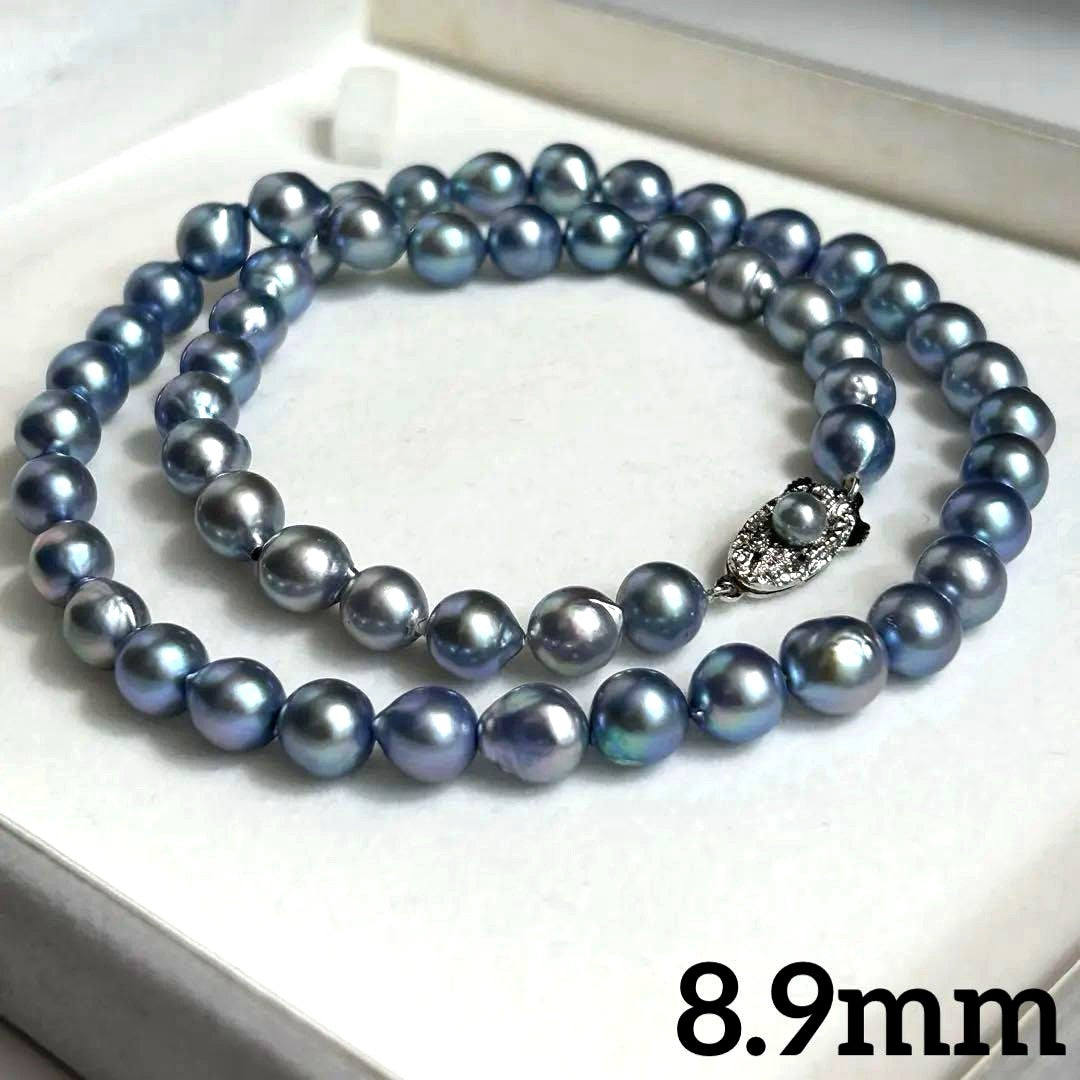 Akoya pearl necklace featuring baroque pearls with blue tint, 8.9mm size, 55.5cm length, silver clasp