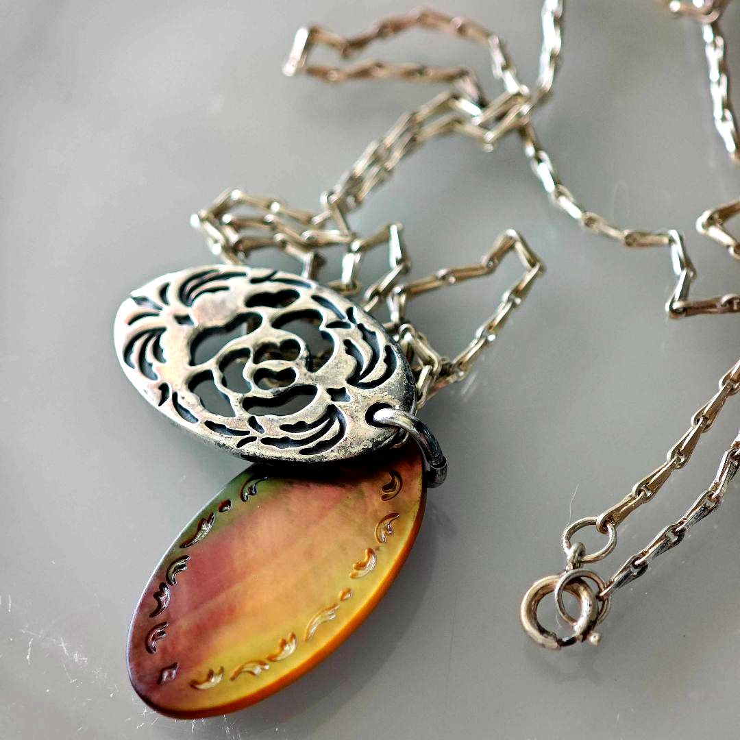 Agete silver necklace with 2.9cm shell and metal filigree charm on a 50cm chain