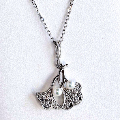 Pt950 Mikimoto Ginkgo diamond necklace with 2.8mm baby pearl on a 40cm platinum chain