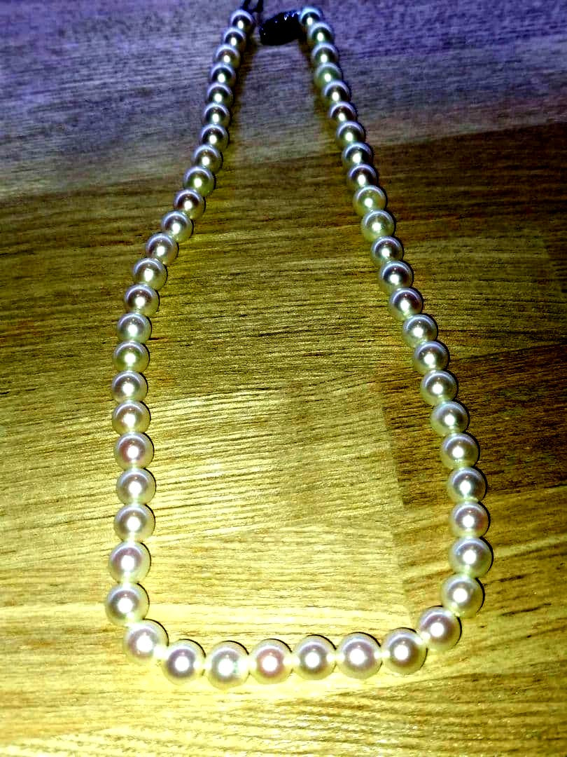 Pearl necklace with white and pink Akoya pearls arranged in a classic strand