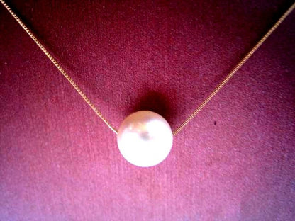 Law Akoya pearl necklace featuring 8.4mm Tenkoyan pearl on 40cm 10K yellow gold chain