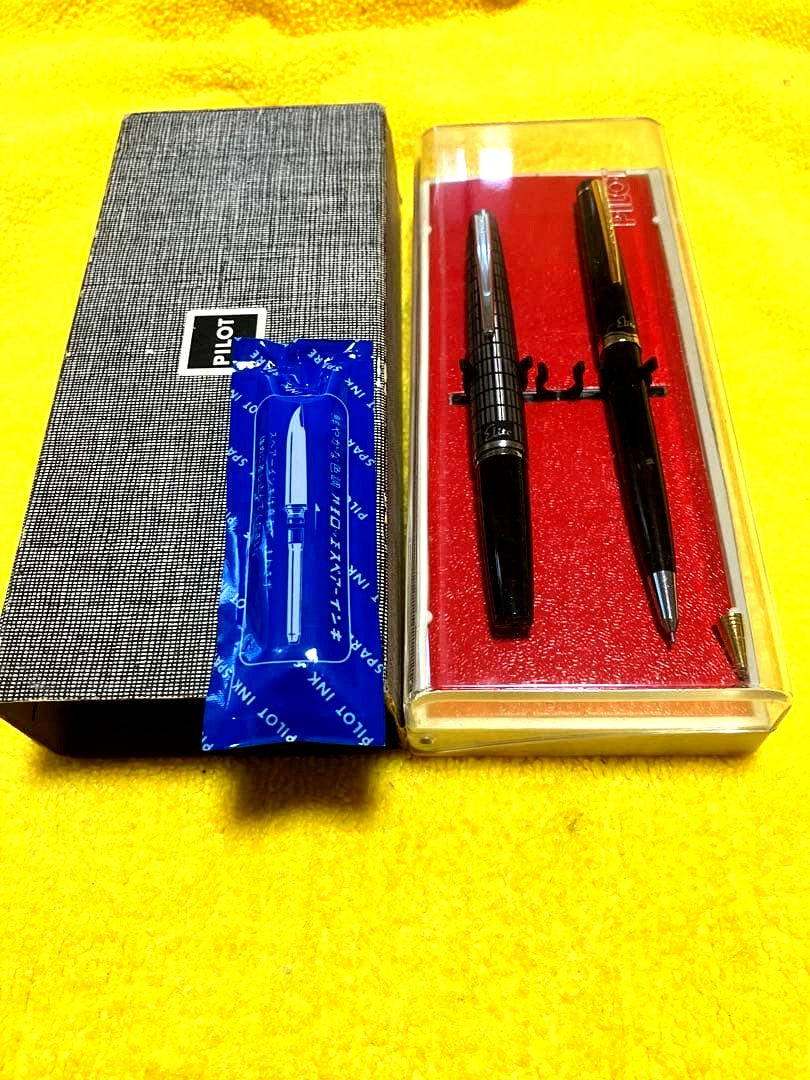 Pilot Elite fountain pen and mechanical pencil set with half-grid engraving and 14K gold fine nib