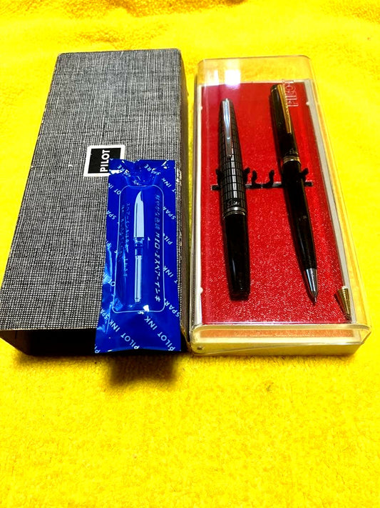 Pilot Elite fountain pen and mechanical pencil set with half-grid engraving and 14K gold fine nib