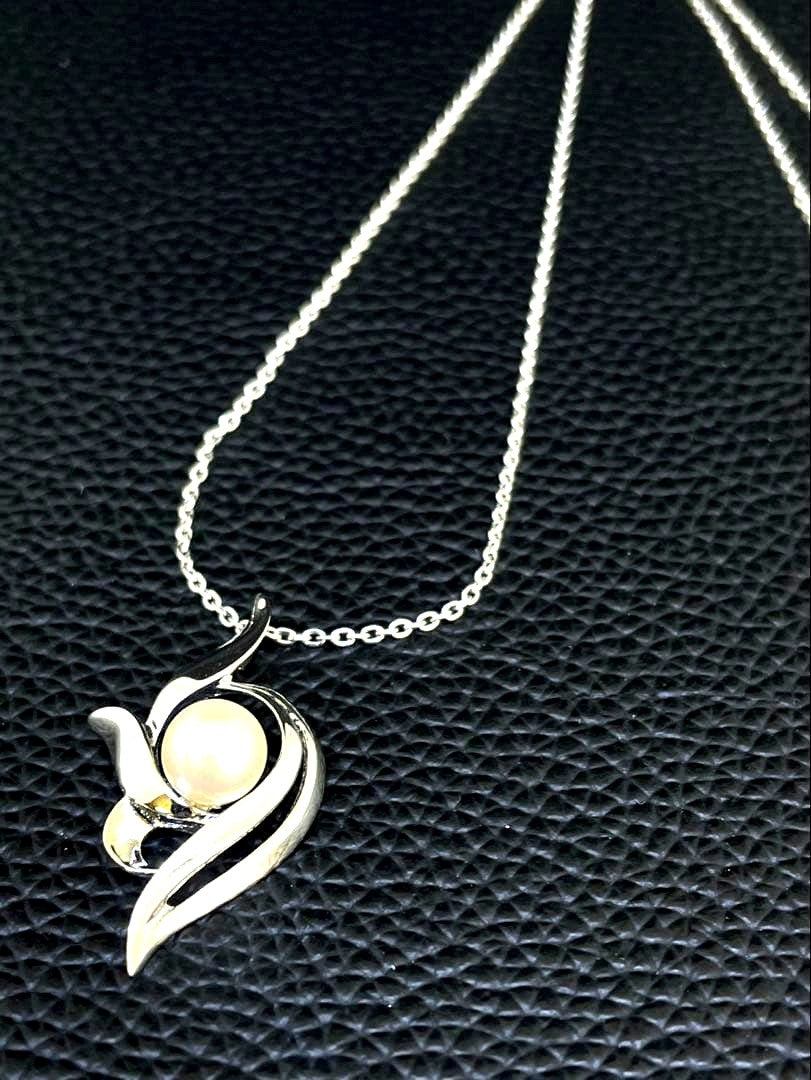 Mikimoto silver necklace featuring a single pearl pendant on a 40cm chain
