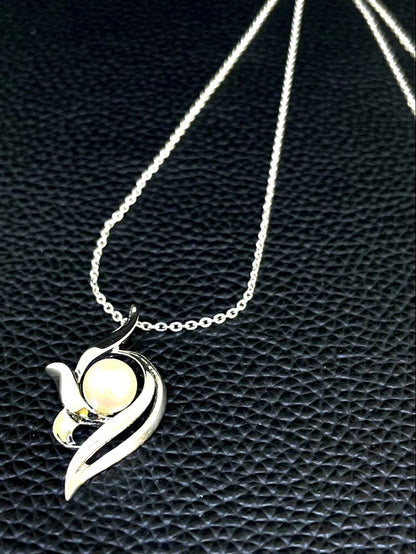 Mikimoto silver necklace featuring a single pearl pendant on a 40cm chain