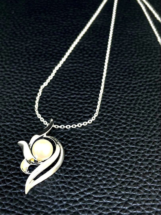 Mikimoto silver necklace featuring a single pearl pendant on a 40cm chain