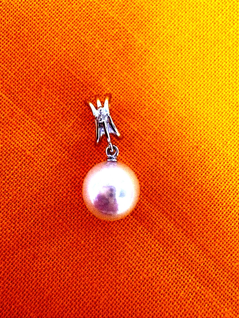 Tasaki pearl necklace top in K18 white gold with small diamonds and a suspended swinging pearl