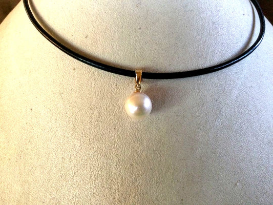 10 millimeter K18 gold flower pendant necklace with pearl and 42cm chain on white background