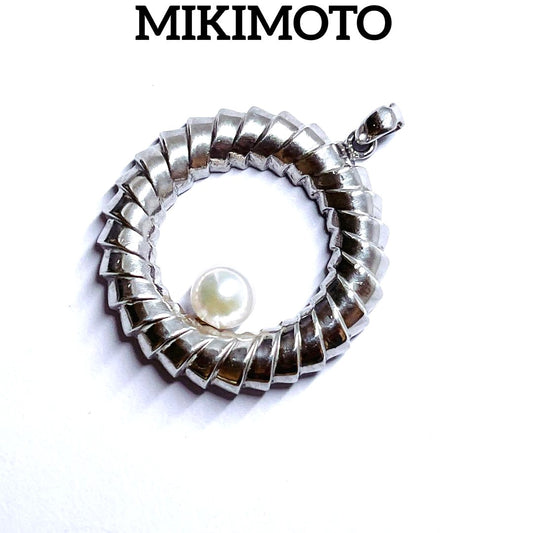 Mikimoto silver necklace pendant top featuring a 5.5mm white pearl with silver chain