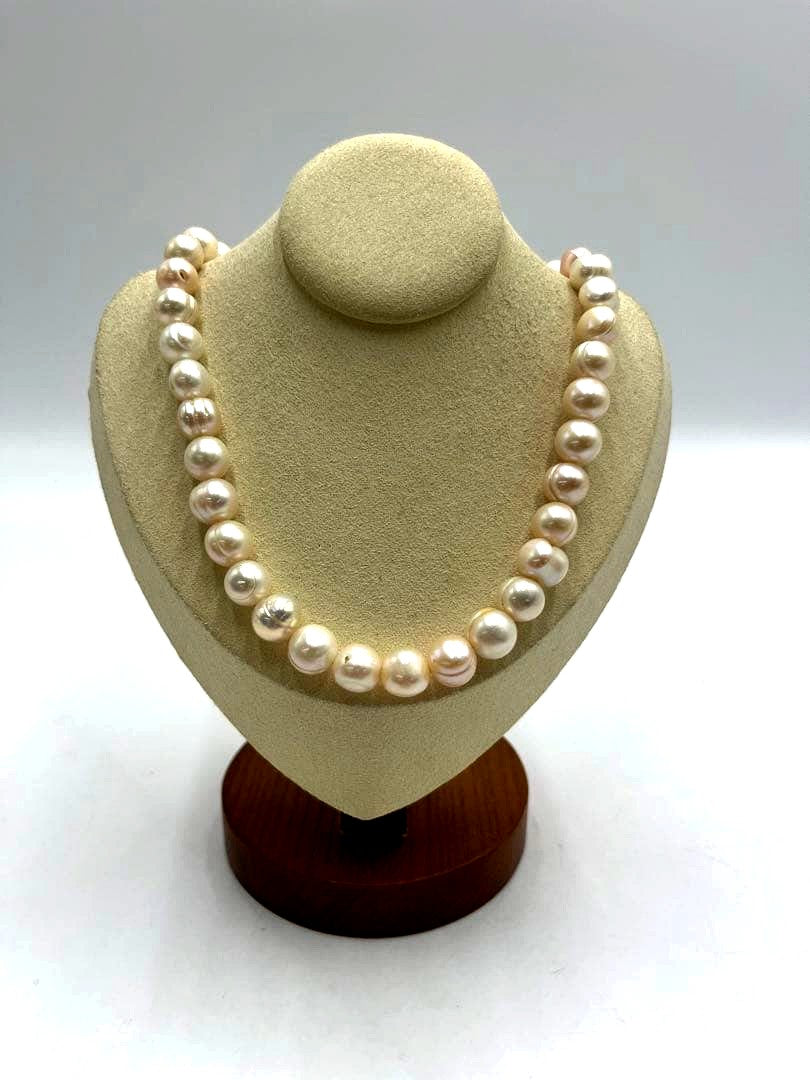 Akoya pearl necklace with genuine pearls measuring 0.8-1.2cm on a 43cm strand
