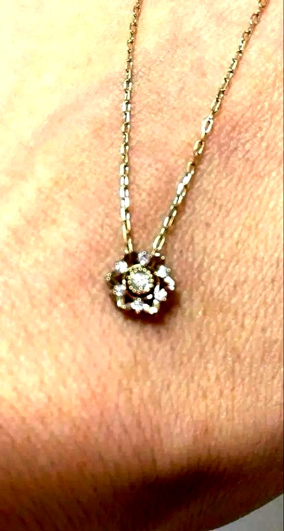 Agate K10 necklace with 0.06ct diamond flower pendant on a 46 cm chain, two-way movable design