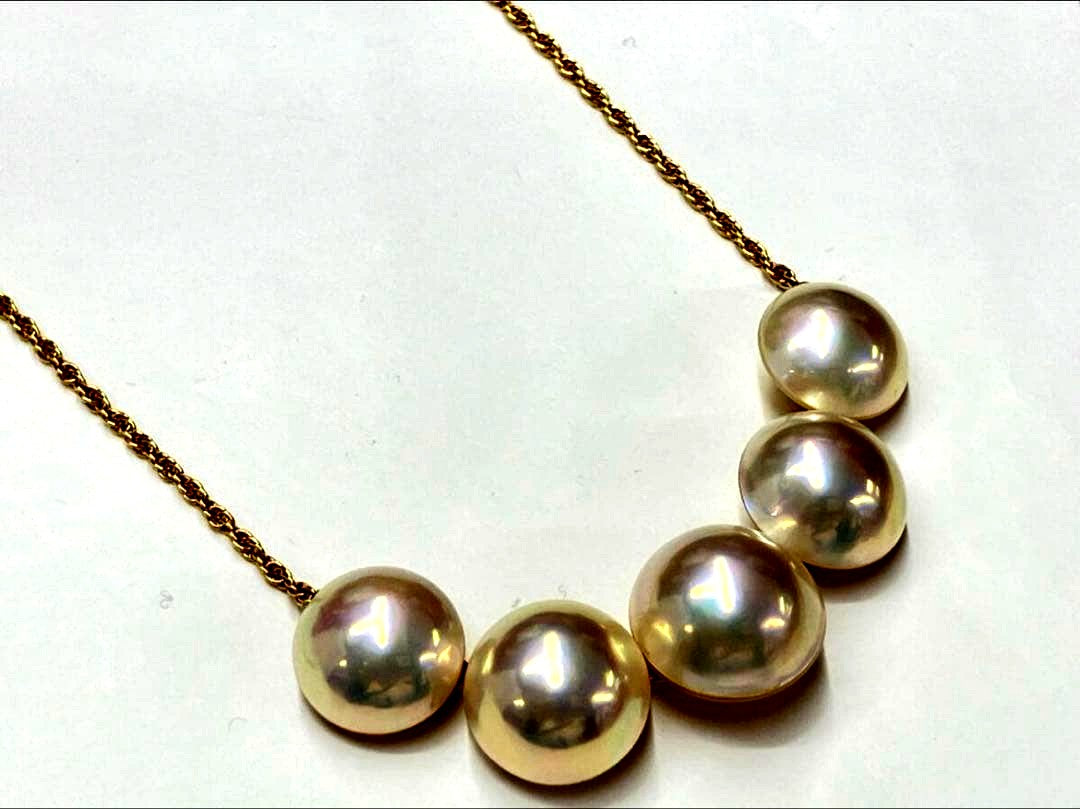Tasaki K18 Mabe pearl necklace with 41cm chain and 13-14.3mm pearls weighing 14.3g