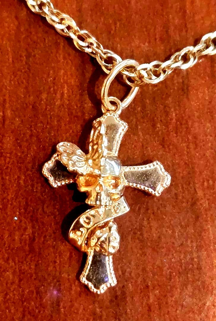 Aggatte 10 K cross charm pendant made of 10 karat gold in a simple elegant design