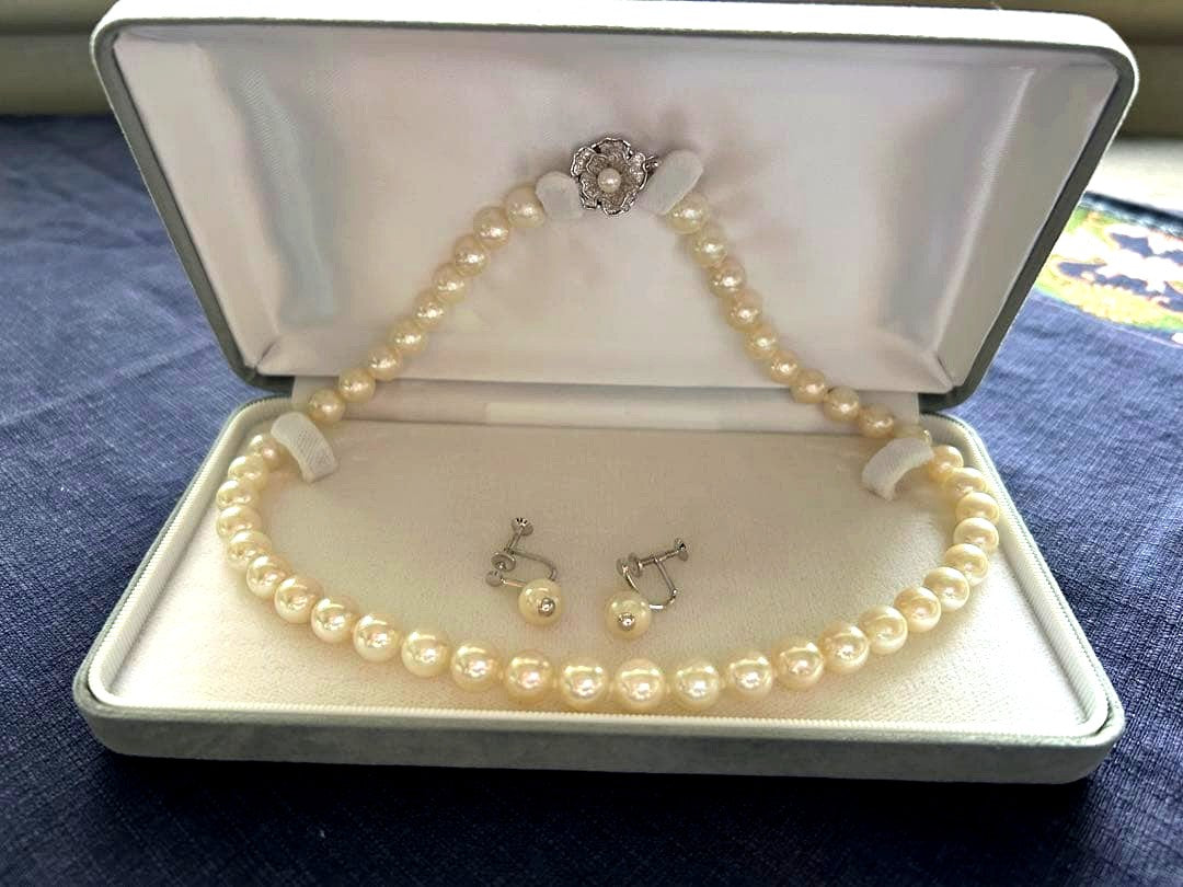 Akoya pearl necklace and matching earrings with silver clasp and certification sheet