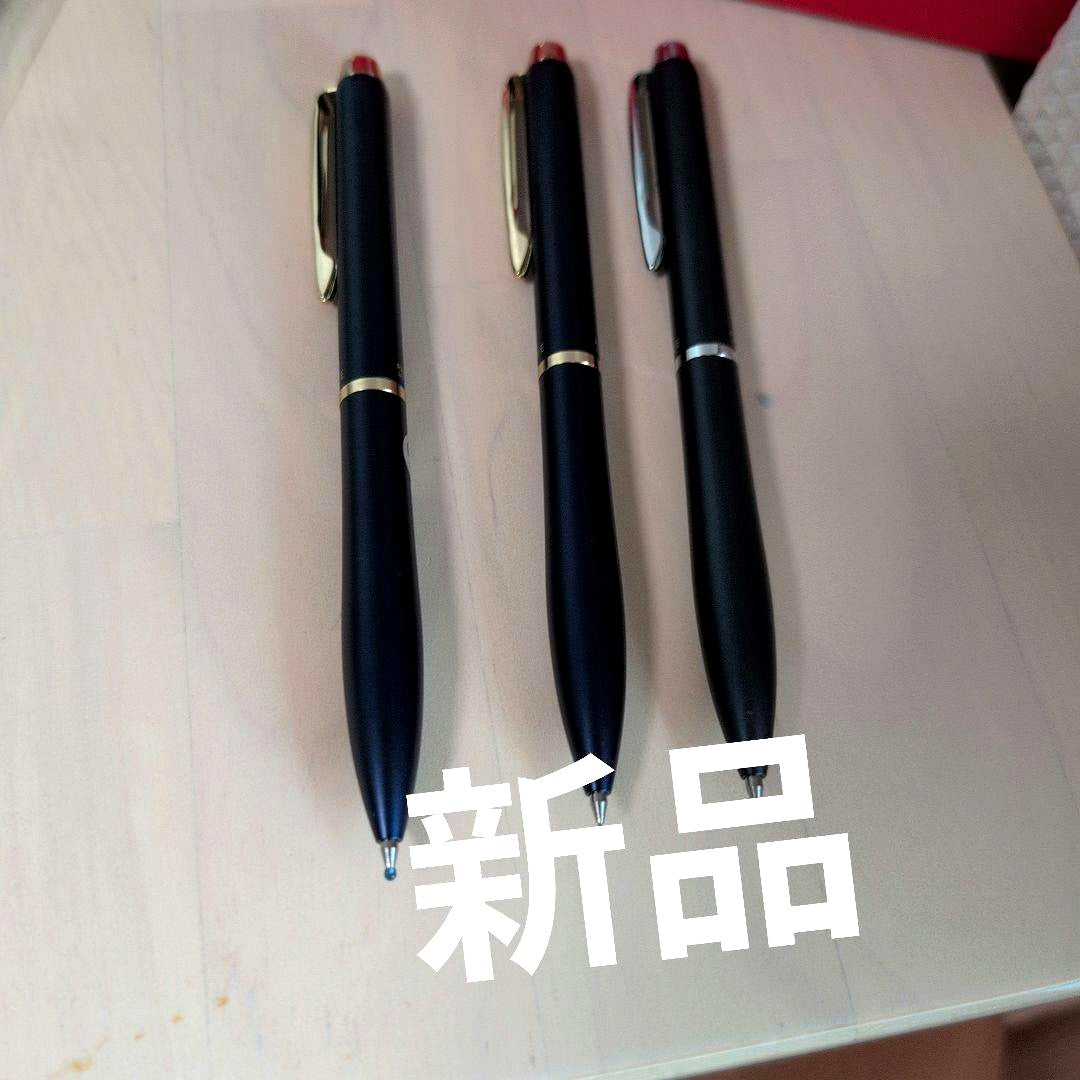 Pilot Drive 3-piece stationery set showing one pen with cover and two pens without covers