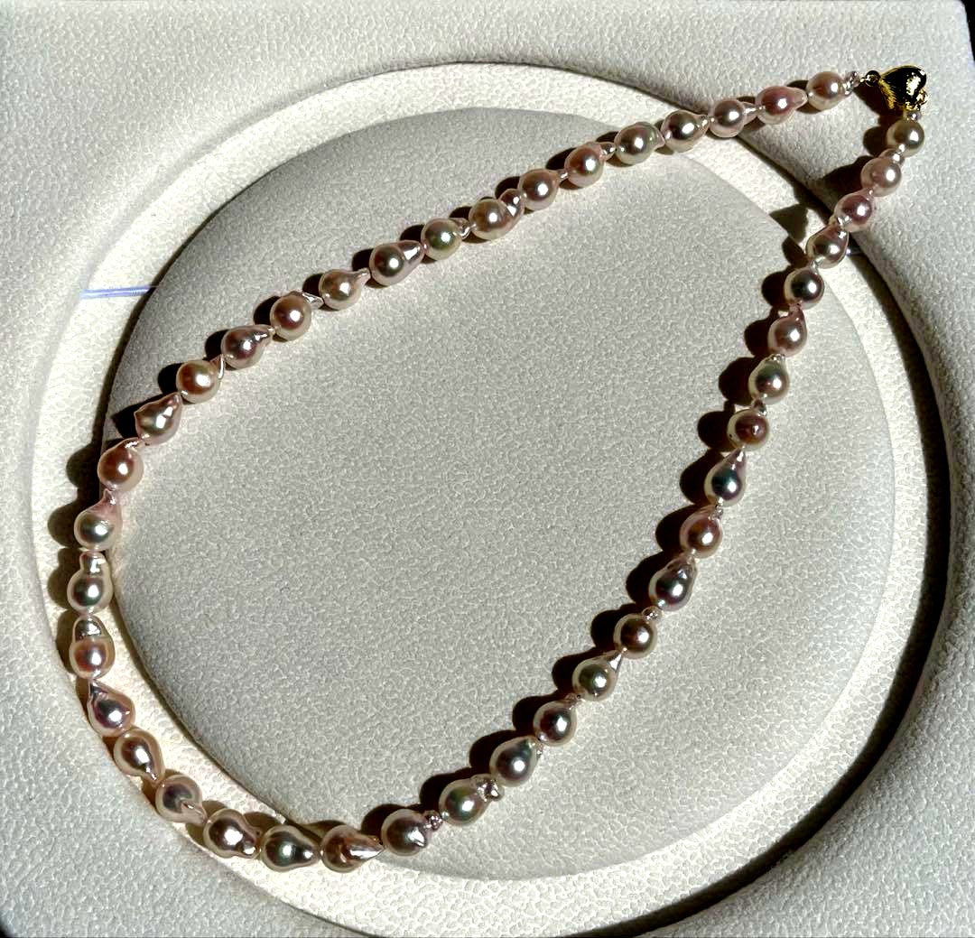 Akoya pearl baroque necklace with white pink 6-7mm pearls and 40cm chain featuring heart-shaped magnetic clasp