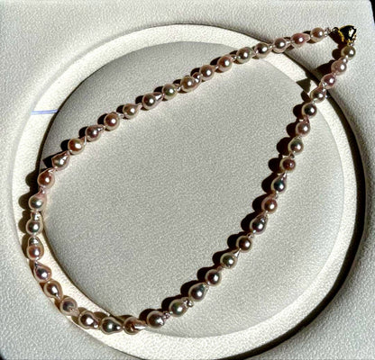 Akoya pearl baroque necklace with white pink 6-7mm pearls and 40cm chain featuring heart-shaped magnetic clasp