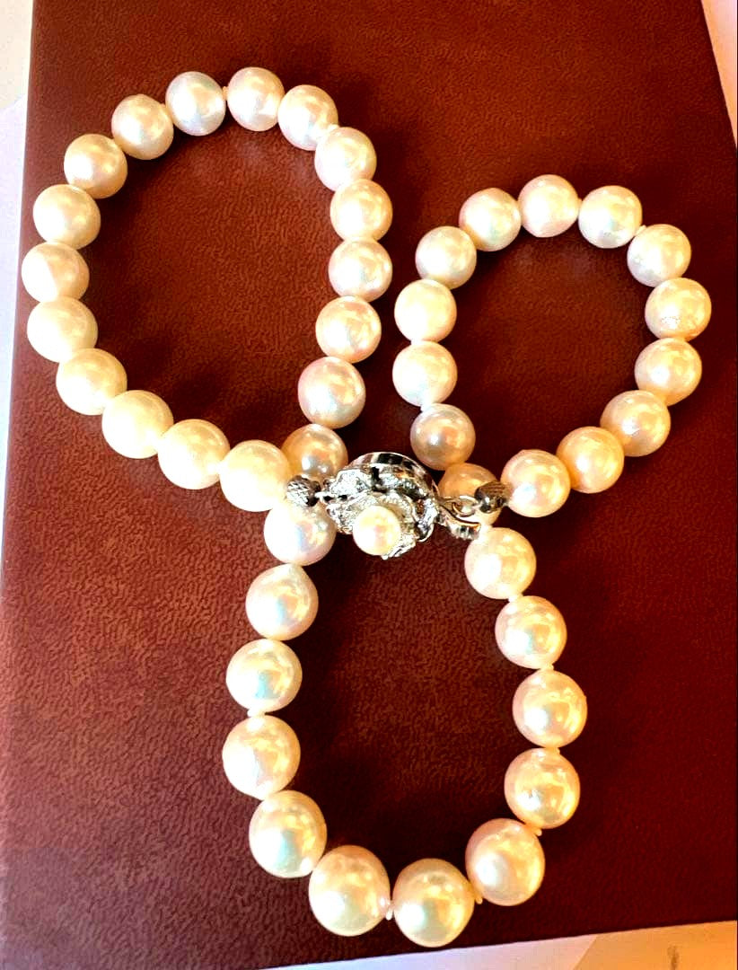 White pearl necklace with 8mm pearls and silver clasp, 40cm length, displayed on a white background
